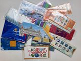 de nombreux modèles de cartes de Noël disposés sur la table