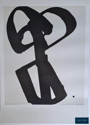 une photo d'un tableau en noir et blanc accroché au mur