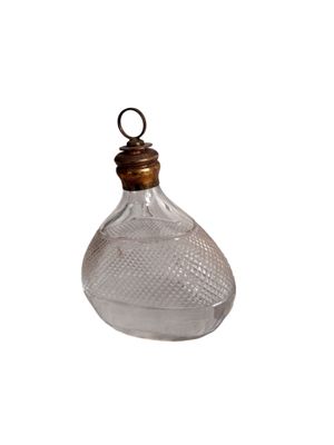 une image représentant une bouteille en verre transparent munie d'un bouchon en bois