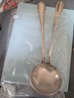 deux cuillères et une louche posées sur une table