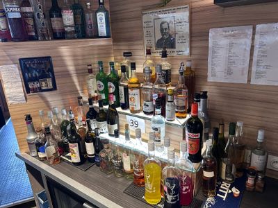 de nombreuses bouteilles d'alcool posées sur le comptoir d'un bar