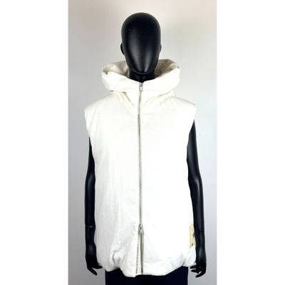 un mannequin vêtu d'un gilet blanc et d'un pantalon noir