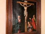 un tableau représentant Jésus sur la croix, accroché au mur