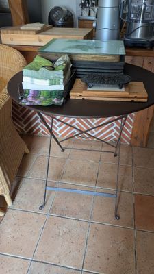 une petite table sur laquelle est posé un ordinateur portable