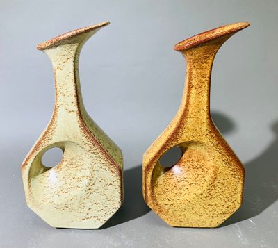 deux vases posés l'un à côté de l'autre sur une table