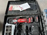 une boîte contenant des outils posée sur le sol