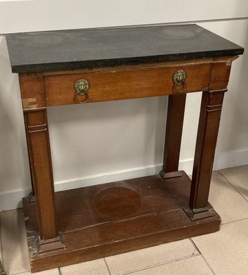 une petite table en bois avec un plateau en marbre noir