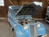 deux vieilles voitures garées dans un garage