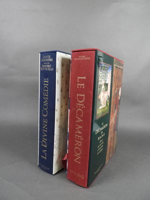 trois livres sont empilés sur une table