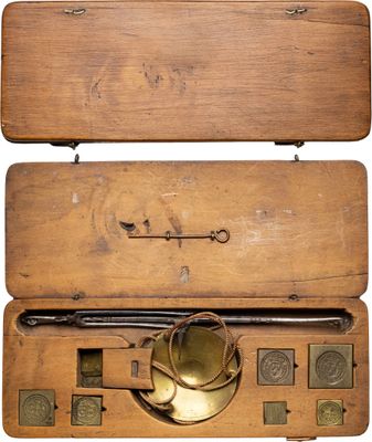 un coffret en bois contenant un instrument en laiton