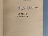 un livre ouvert, sur lequel figure un titre écrit à la main, posé sur une table