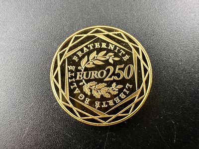 une pièce d'or portant le logo européen des 50 euros