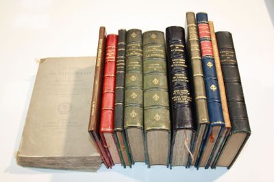 plusieurs vieux livres sont empilés sur une table
