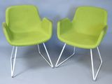 une paire de chaises vert citron avec des pieds en acier chromé