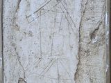 une plaque en pierre sur laquelle figure le portrait d'une personne