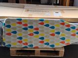 une boîte en carton ornée d'un motif coloré