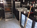 une photo d'une cuisine avec un balai au milieu du sol