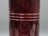 un vase en verre rouge orné d'un motif floral