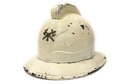 un casque de pompier blanc orné d'une libellule