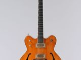 une image représentant une guitare suspendue au plafond