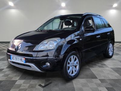 la petite voiture noire est garée dans une grande pièce