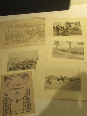 de nombreuses vieilles photos exposées sur la table