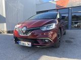 l'avant d'une voiture rouge garée devant un immeuble