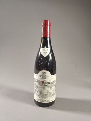 une bouteille de vin posée sur une table