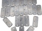 de nombreuses étiquettes métalliques sur une surface blanche