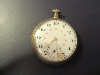 une montre de poche posée sur une table