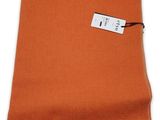 un gros plan sur un tissu orange muni d'une étiquette