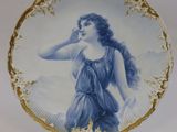 une image représentant une assiette bleue et blanche sur laquelle figure une femme
