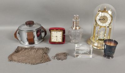 de nombreux objets posés sur une table