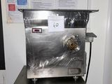 une machine posée sur une table