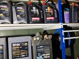 many different types of motor oil on the shelves