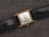 gros plan d'une montre sur une surface noire