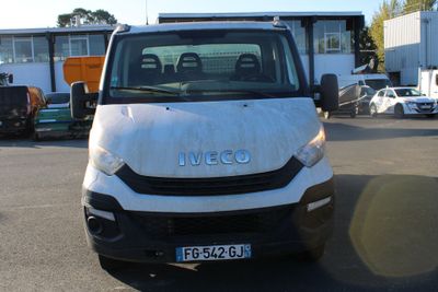 une camionnette blanche garée dans un parking