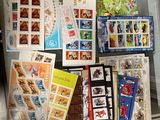 une exposition de timbres et de cartes postales présentée dans une vitrine
