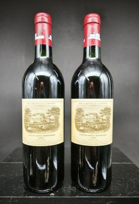 deux bouteilles de vin rouge posées sur une table noire