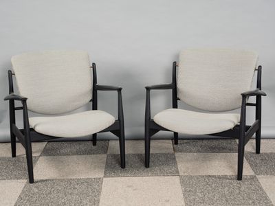 deux chaises placées l'une à côté de l'autre sur un sol à carreaux