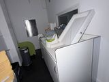 une photo d'une buanderie avec une machine à laver et un sèche-linge