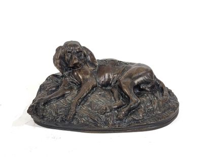 statue représentant un chien et un chat posés sur un rocher, sur fond blanc