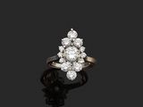une bague à plusieurs diamants