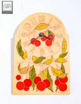 une horloge en bois décorée de cerises