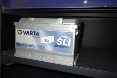 une photo d'une batterie de voiture posée sur une étagère