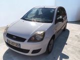 une voiture argentée garée dans un parking à côté d'un bâtiment