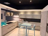 une cuisine avec une table et des chaises