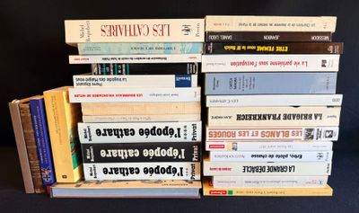 plusieurs livres empilés sur une table