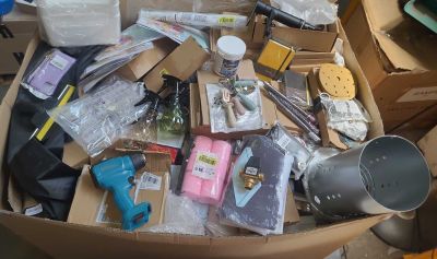 une boîte en carton remplie d'objets hétéroclites dans une pièce