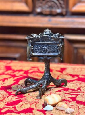 un petit objet métallique posé sur une table recouverte d'une nappe rouge